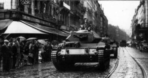 Le 19 juillet 1945 - Les blindés du llème régiment de Cuirassiers traversent Lyon - Photo 1