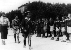 Septembre 1944 - Lyon La Part Dieu - Le Cdt Geyer La Thivollet, suivi du Capitaine Modot et du Lieutenant ????? passe en revue le 2ème escadron du Capitaine Jury