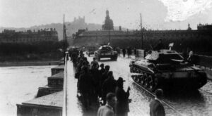 19 juillet 1945 - Passage du convoi d'engins blindés. Du llème régiment de Cuirassiers dans les rues de Lyon - Photo 1