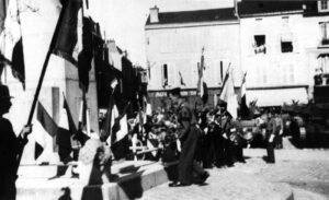 Le Colonel Huet dépose une gerbe au monument aux morts de la guerre 14-18