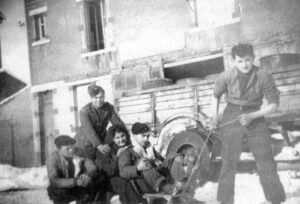 De gauche à droite : Roger Bert, Jean Brunet, Mlle Delia, M. Delia et M. Geranton