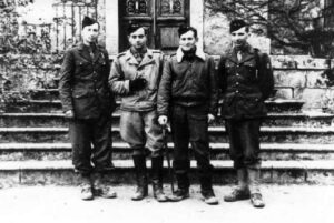 Photo-souvenir - Cadres du 2ème escadron, prise à Saint Sorlin de Conac en Charente Inférieur Préparation de l'attaque devant résorber la poche de Royan - Du 14 au 27 décembre 1944 - Photo 1