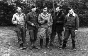 Photo-souvenir - Cadres du 2ème escadron, prise à Saint Sorlin de Conac en Charente Inférieur Préparation de l'attaque devant résorber la poche de Royan - Du 14 au 27 décembre 1944 - Photo 2