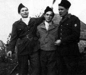 Trois cavaliers du 2ème peloton du 2ème escadron du llème Cuirassiers. - Pithiviers - Mai 1945