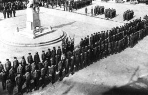 4 juillet 1945 - Pithiviers - Place du Martroi, devant le monument aux morts de la guerre - Remise du Chamois aux anciens maquisards du Vercors - Photo 1