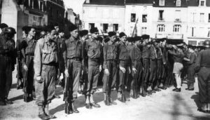 4 juillet 1945 - Pithiviers - Place du Martroi, devant le monument aux morts de la guerre - Remise du Chamois aux anciens maquisards du Vercors - Photo 2