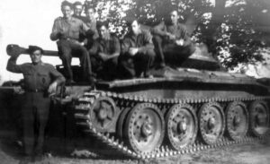 Juin 1945 - Pithiviers - Loiret - Photo-souvenir sur un 'Crusader', dans l'allée du château de Joinville