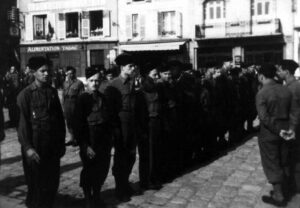 Juin Juillet 1945 - Place de Martroi à Pithiviers - Loiret - En attendant la prise d'armes