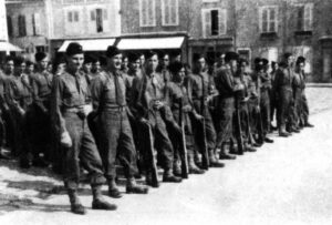 Pithiviers - Place de Martroi - Une partie du 2ème escadron à coté du Cpt René Jury et du Lt ????? Chatillon