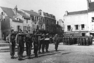 Avril 1945 - Pithiviers - Place de Martroi - L'étendard du 11ème Cuirassiers avec sa garde