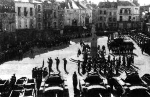 Mai 1945 - Pithiviers - Place de Martroi - Prise d'armes