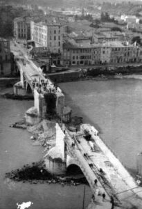 Le 27 aout 1944 - Etat du Pont 'Vieux' au moment du repli des Allemands - Photo 3