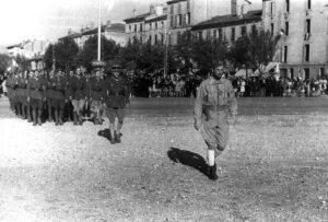 Aout 1944 - Romans - le 1er Escadron se prépare à défiler, précédé du capitaine commandant l'escadron Maurice BOURGEOIS et du capitaine 'MODOT' commandant Ajoint du Régiment.