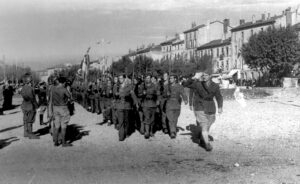 8 Septembre 1945 - Romans - Cours Jean-Jaurès - Le Capitaine Gaston CATHALA dit 'Grange' Défile en tête de son Escadron