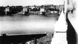 Le 27 aout 1944 - Etat du Pont 'Vieux' au moment du repli des Allemands - Photo 1