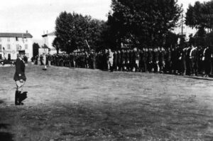 Aout 1944 - Romans sur Isère - Le Cdt Geyer La Thivollet avant d'inspecter le régiment