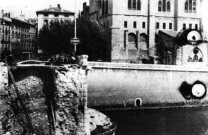 Aout 1944 - Romans sur Isère - Destruction du Pont Vieux par les nazis