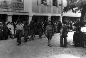 Romans, Place de la Presle - Le Capitaine Yves Moine défile avec les Sénégalais