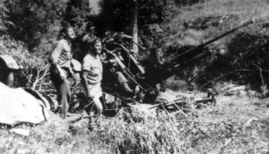 Juin 1944 - Les Baraques en Vercors - Le 1er escadron du Lieutenant Maurice Bourgeois essaye les deux canons de 25mm