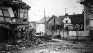 Villes & villages Alsaciens après les combats de novembre 44 et janvier 45. Place de l'église de Masevaux dans le Haut Rhin et Huttenheim dans le Bas Rhin - Photo 2