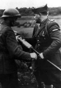 Remise de l'etendard du 11eme Cuir du Sous-lieutenant Pierre Durand au Lieutenant Brunet