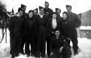 Un groupe de Cuirassiers du 2ème peloton en compagnie de 3 jeunes Alsaciennes - Photo 1