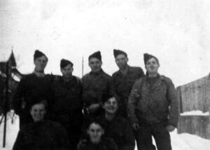 Un groupe de Cuirassiers du 2ème peloton en compagnie de 3 jeunes Alsaciennes - Photo 2