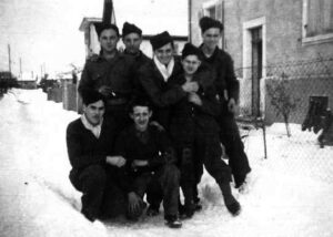 Un groupe de Cuirassiers du 2ème peloton en compagnie de 3 jeunes Alsaciennes - Photo 3